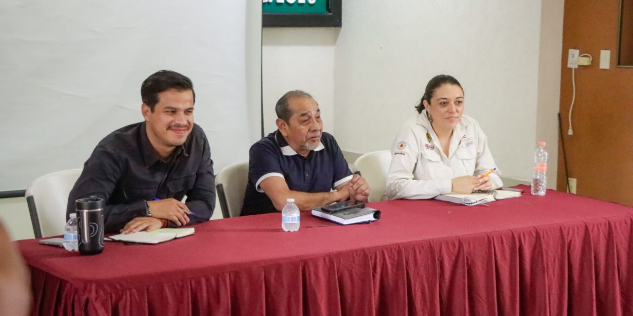 Gobierno de Veracruz acuerda apoyo a pescadores afectados por hidrocarburo en Laguna de Carrizal