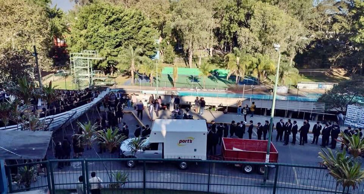 Estudiantes de la UV resultan heridos al desplomarse tarima donde se tomaban foto de generación