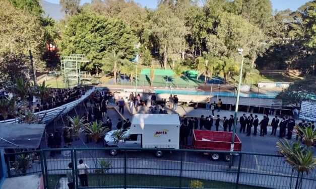 Estudiantes de la UV resultan heridos al desplomarse tarima donde se tomaban foto de generación