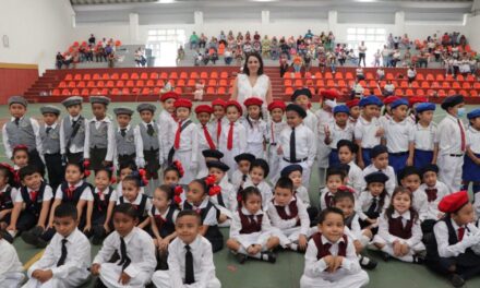 Niñas y niños de CADI y CAIC participan de emotiva jornada cívica en concurso de escoltas