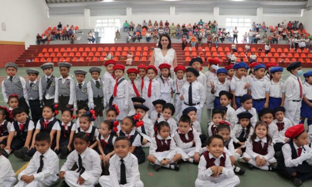Niñas y niños de CADI y CAIC participan de emotiva jornada cívica en concurso de escoltas