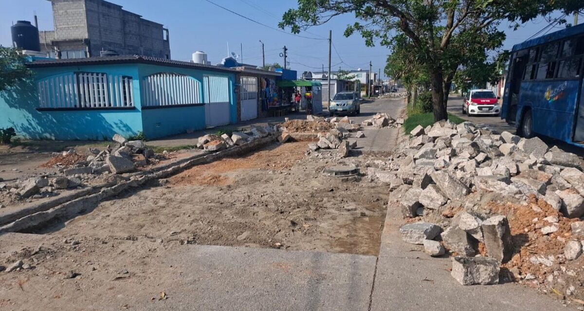 Cumple Pedro Miguel Rosaldo promesa en Ciudad Olmeca con saneamiento y rehabilitación en la zona poniente