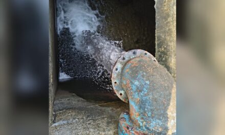 Continúa CMAS con la instalación de válvulas expulsoras de aire para restablecer el suministro de agua potable en el poniente