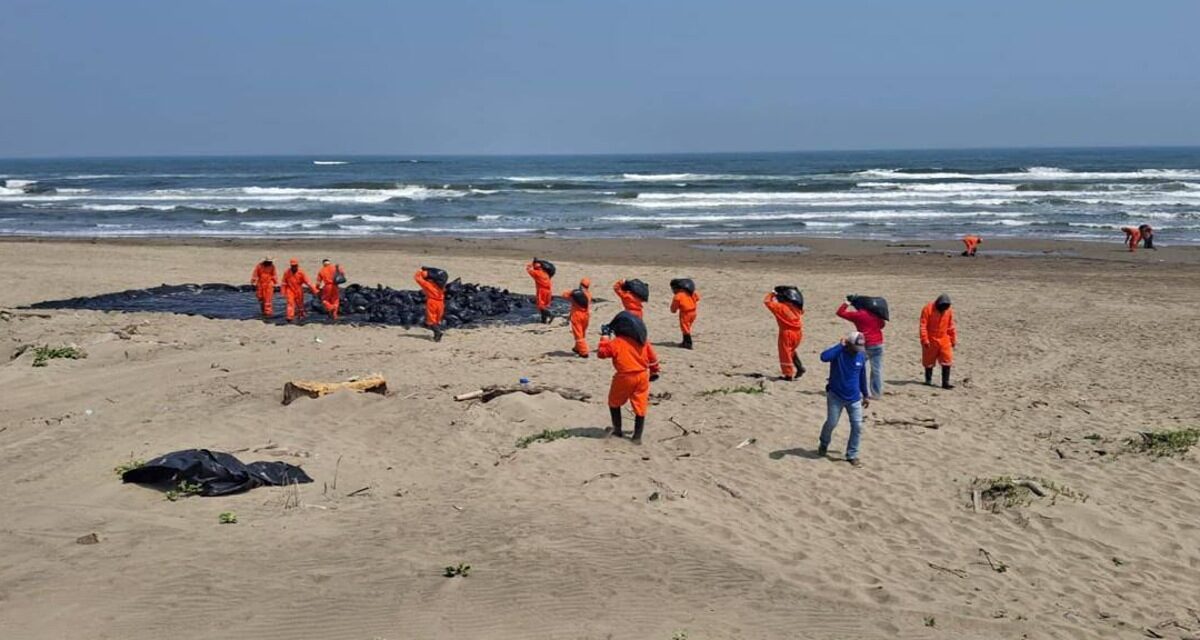 Grupo interdisciplinario realiza limpieza tras derrame de hidrocarburo, no se prevé impacto en turismo: Sheinbaum