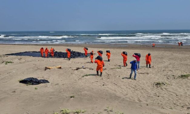 Grupo interdisciplinario realiza limpieza tras derrame de hidrocarburo, no se prevé impacto en turismo: Sheinbaum