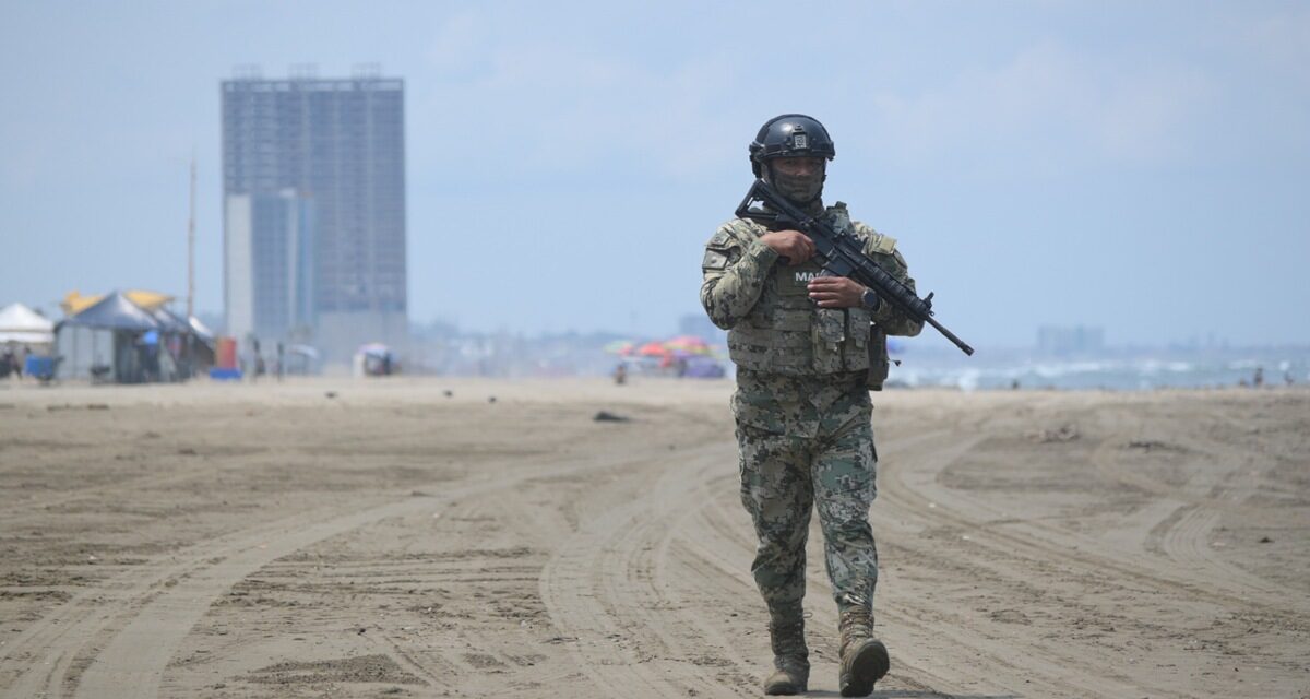 Instalan siete puestos salvavidas en Coatzacoalcos para garantizar seguridad de visitantes a la playa