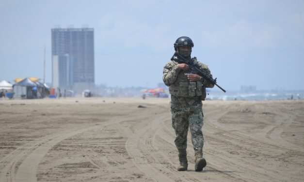 Instalan siete puestos salvavidas en Coatzacoalcos para garantizar seguridad de visitantes a la playa