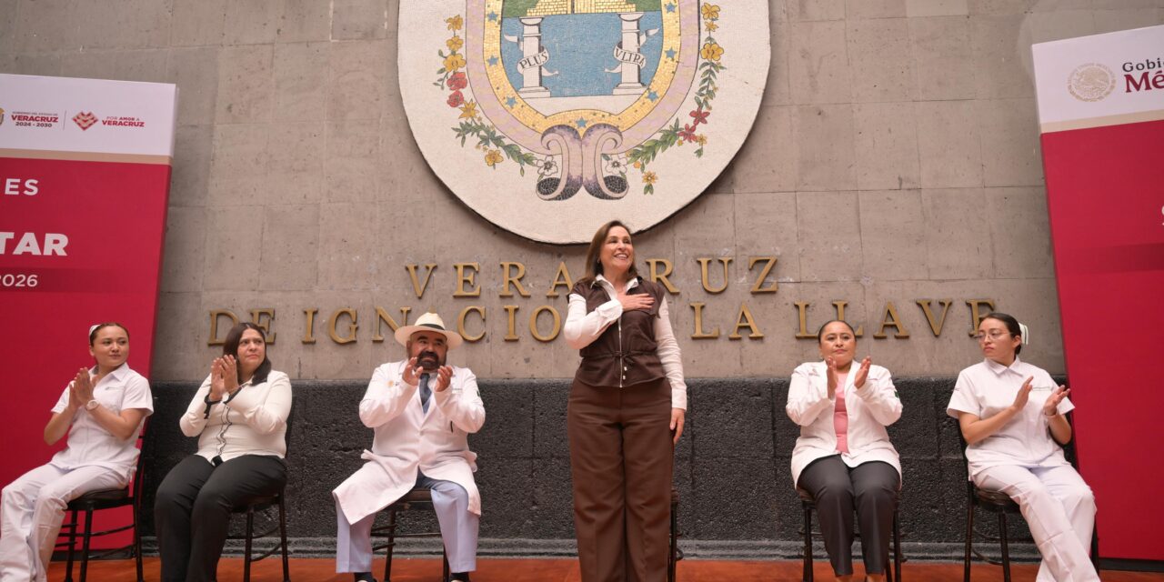 Entrega Rocío Nahle uniformes a personal hospitalario; anuncia compra de 60 ambulancias