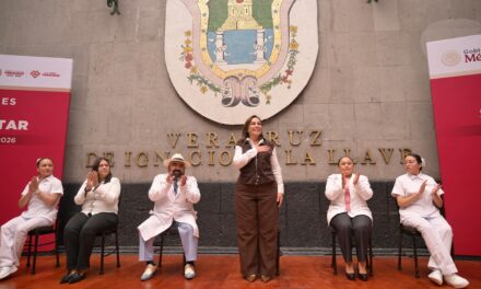 Entrega Rocío Nahle uniformes a personal hospitalario; anuncia compra de 60 ambulancias