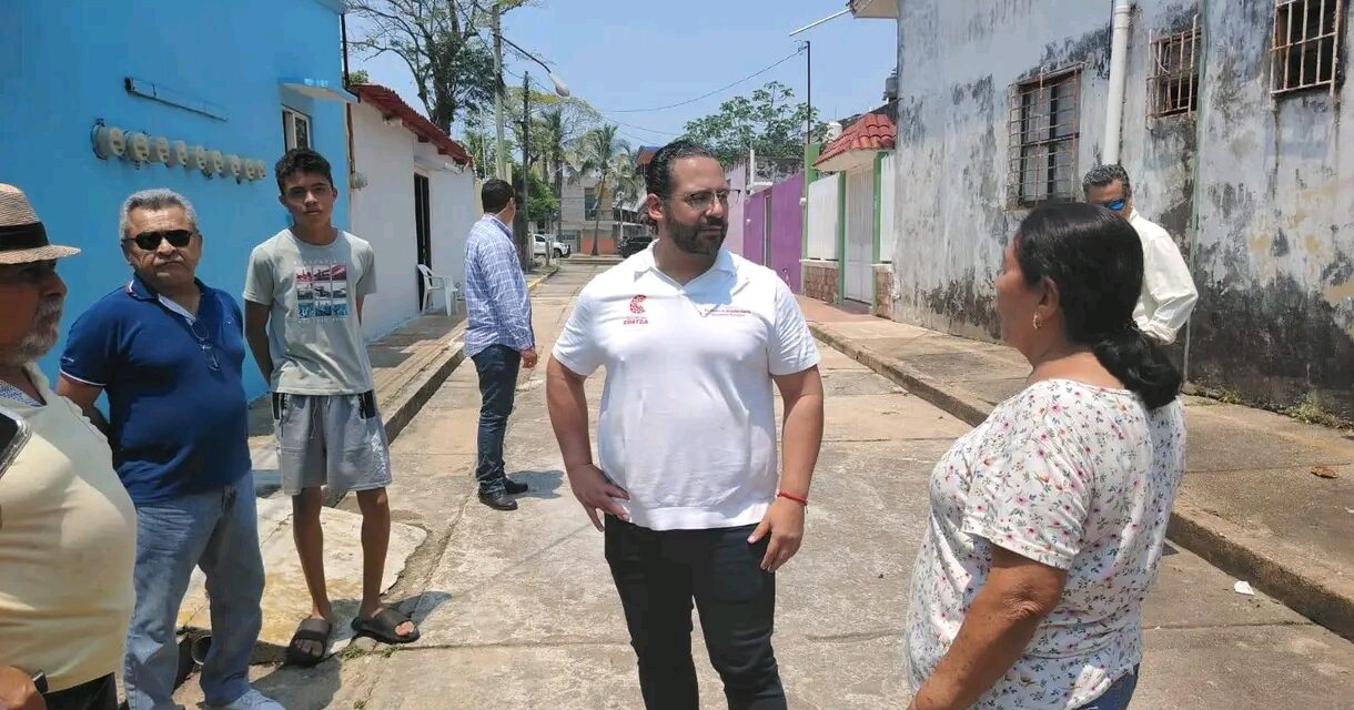 ​Atiende Pedro Miguel Rosaldo afectaciones por inundaciones en la calle Xicoténcatl