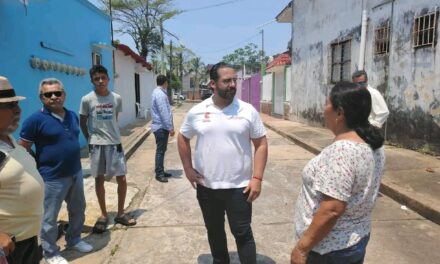 ​Atiende Pedro Miguel Rosaldo afectaciones por inundaciones en la calle Xicoténcatl