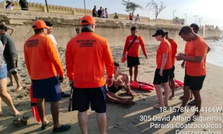Logran rescate exitoso de bañistas en zona de escolleras de Coatzacoalcos​