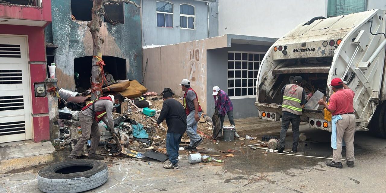 Realizan jornada integral de limpieza en el Fraccionamiento Las Palmas en Coatzacoalcos