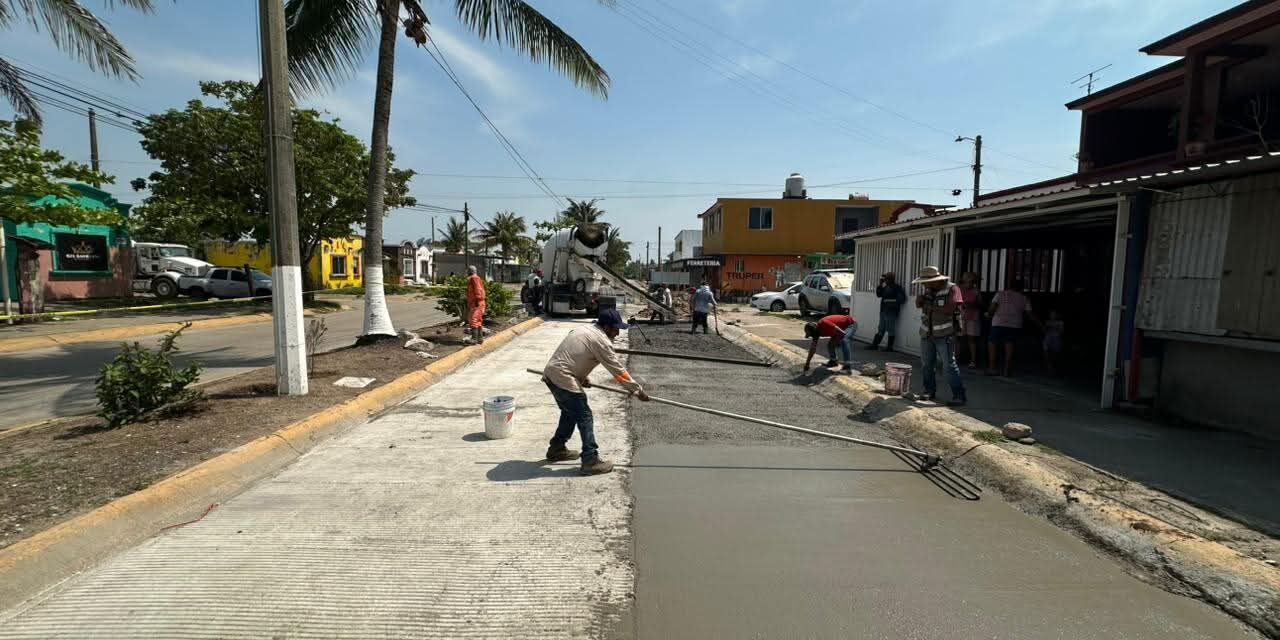 Intensifica Ayuntamiento de Coatzacoalcos trabajos de rehabilitación vial en Ciudad Olmeca y el Trópico de la Rivera