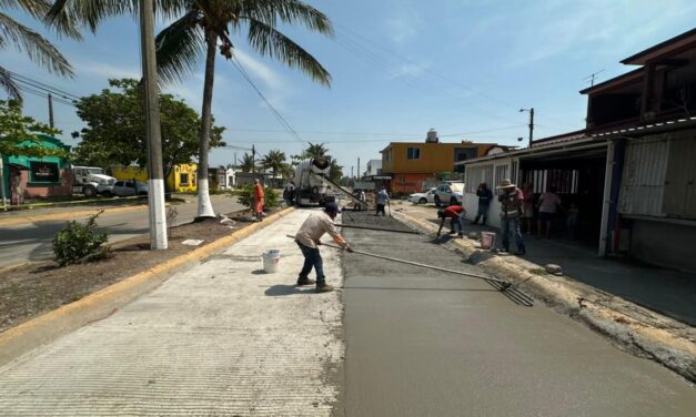 Intensifica Ayuntamiento de Coatzacoalcos trabajos de rehabilitación vial en Ciudad Olmeca y el Trópico de la Rivera