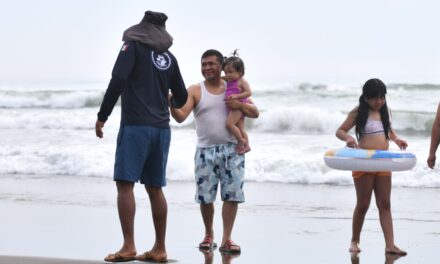 Visitantes destacan playas limpias en Veracruz y piden no dejarse llevar por versiones erróneas