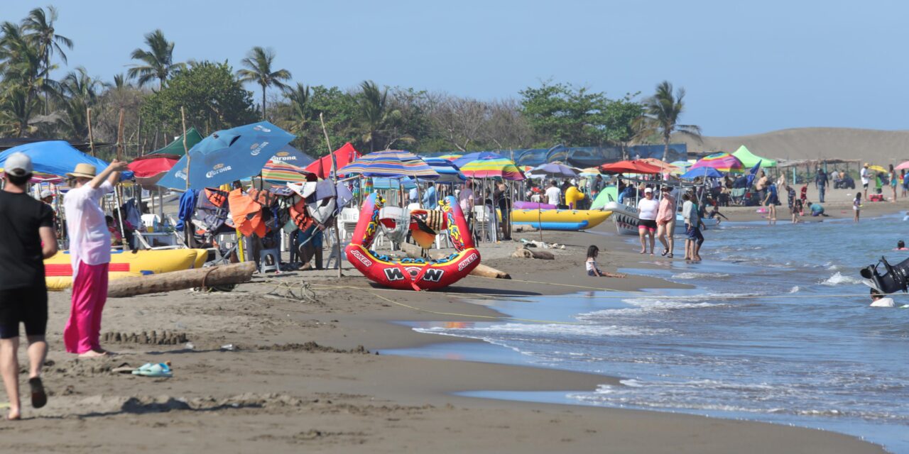 Turistas extranjeros encuentran en Villa Rica el lugar ideal para disfrutar del mar