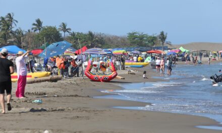 Turistas extranjeros encuentran en Villa Rica el lugar ideal para disfrutar del mar