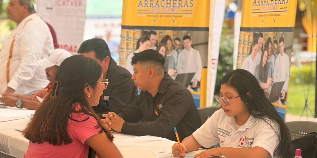 Oferta STPSP más de 380 espacios laborales en Feria del Empleo en Acayucan