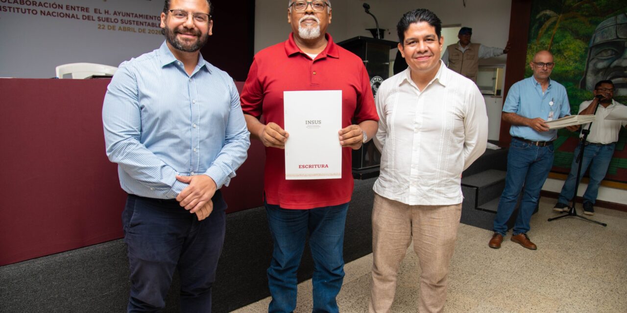 Avanza Coatzacoalcos en ordenamiento: alcalde e INSUS firman convenio y entregan escrituras a 31 familias