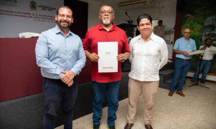 Avanza Coatzacoalcos en ordenamiento: alcalde e INSUS firman convenio y entregan escrituras a 31 familias