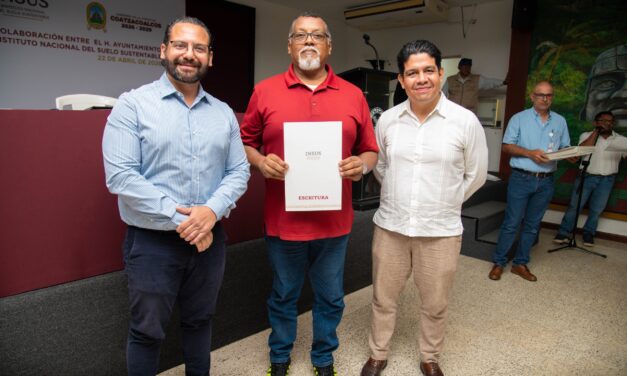 Avanza Coatzacoalcos en ordenamiento: alcalde e INSUS firman convenio y entregan escrituras a 31 familias