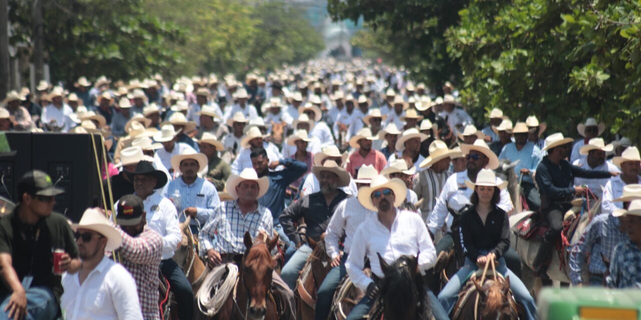 Cabalgata reúne a 3 mil jinetes y caballos en el cierre del Congreso del Caballo