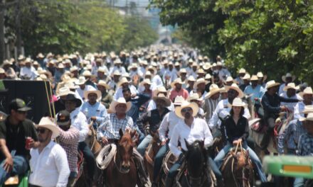 Cabalgata reúne a 3 mil jinetes y caballos en el cierre del Congreso del Caballo
