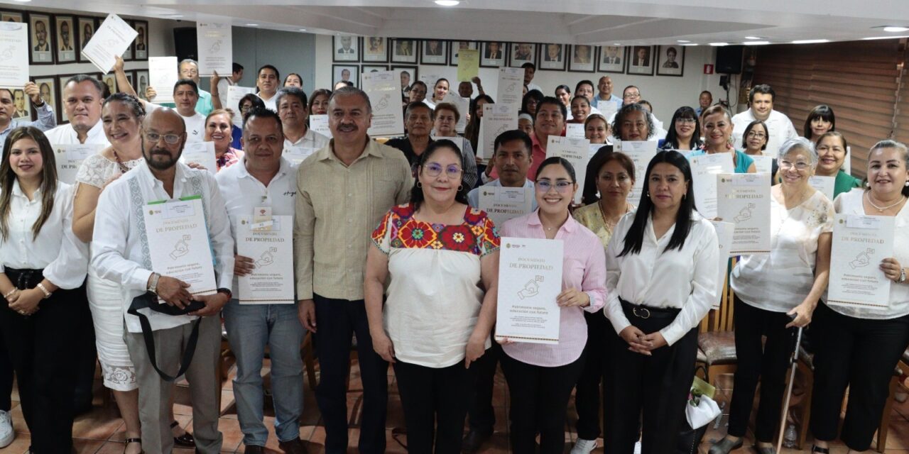 SEV entrega títulos de propiedad a 54 escuelas; destacan planteles con 94 años