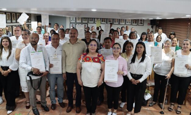 SEV entrega títulos de propiedad a 54 escuelas; destacan planteles con 94 años