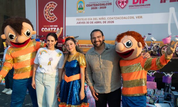 Con la entrega de más de 7 mil regalos, Pedro Miguel Rosaldo García y Sonia Marie Salvador Goraieb celebran Festival Infantil en Coatzacoalcos