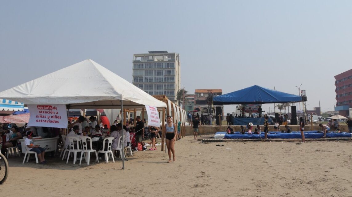 DIF Coatzacoalcos instala módulos para atención y resguardo de niñas y niños extraviados en playas y Expoferia