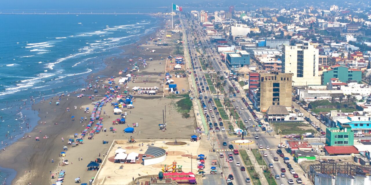 Cientos de familias disfrutan de las playas de Coatzacoalcos