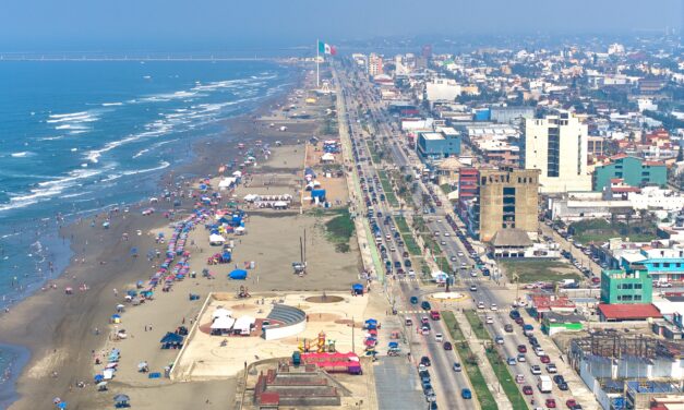 Cientos de familias disfrutan de las playas de Coatzacoalcos