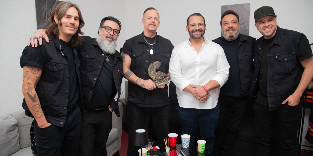 Euforia en el Teatro del Pueblo con Molotov: miles cantan, saltan y bailan en la Expo Feria Coatza 2026