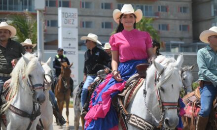 Tradición a caballo: la Gran Cabalgata 2026 llena de música y alegría a Coatzacoalcos