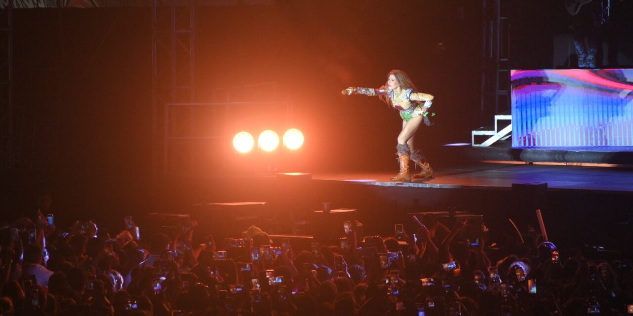 Entrega Yamila reconocimiento a Gloria Trevi en emotivo cierre de la Expo Feria Coatza 2026