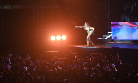 Entrega Yamila reconocimiento a Gloria Trevi en emotivo cierre de la Expo Feria Coatza 2026