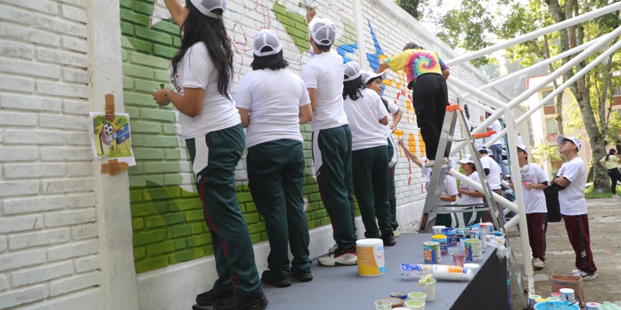 Juventudes transforman espacios con Tequios por la Tierra y Murales Mundialistas