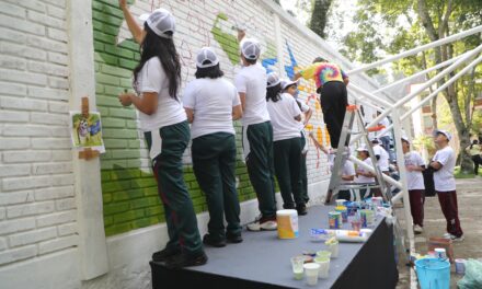 Juventudes transforman espacios con Tequios por la Tierra y Murales Mundialistas