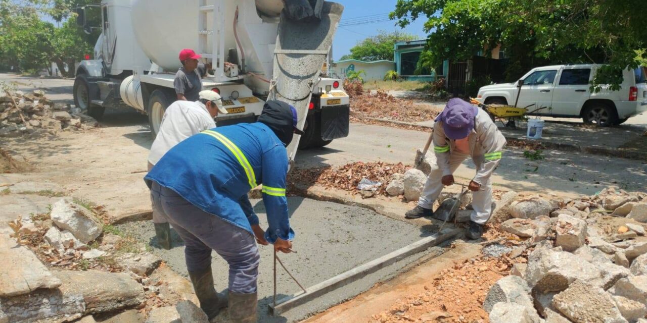 Refuerza Coatzacoalcos programa “Cero Baches” con vaciado de concreto en puntos estratégicos
