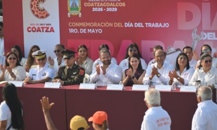 Conmemoran en Coatzacoalcos el Día del Trabajo con desfile y acto cívico