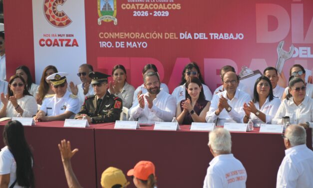 Conmemoran en Coatzacoalcos el Día del Trabajo con desfile y acto cívico