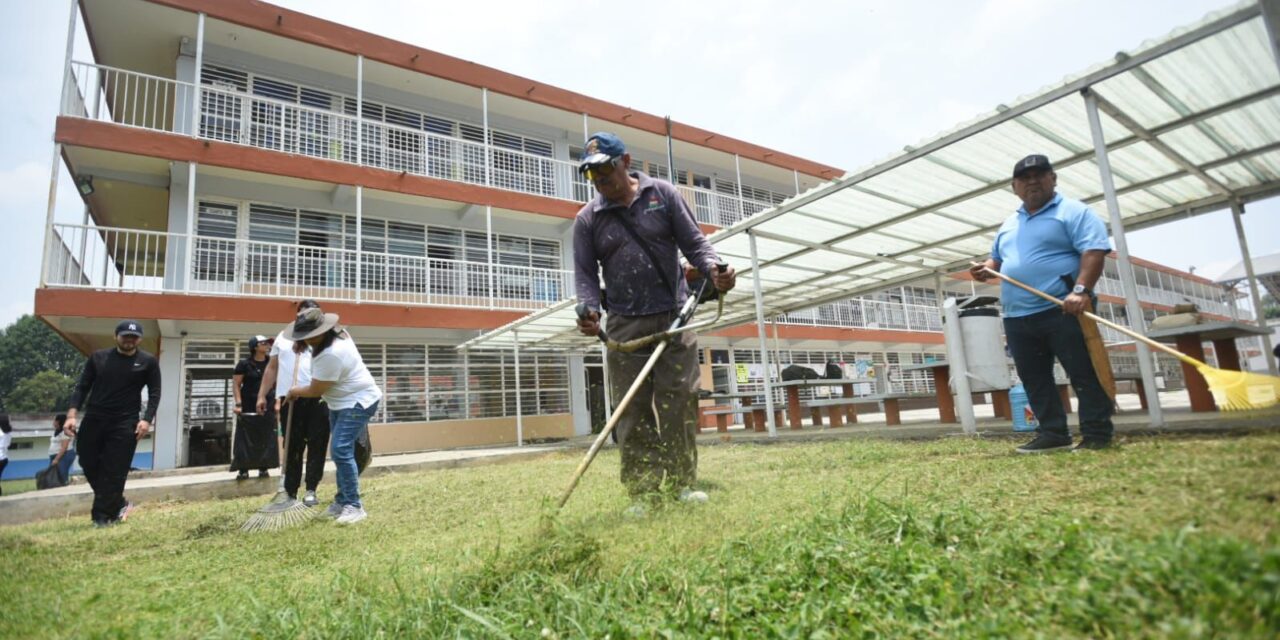 Realiza SEV tequio en primaria Carlos A. Carrillo de Xalapa