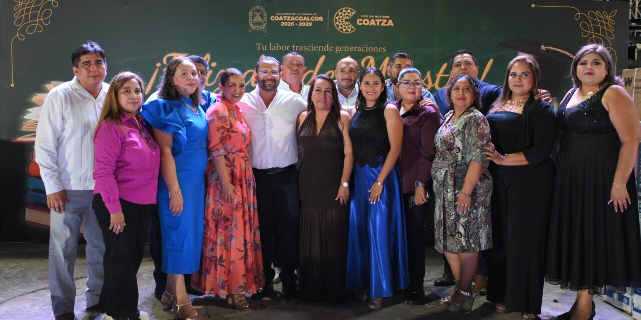 Reconoce Gobierno de Coatzacoalcos a más de 4 mil docentes en emotiva celebración del Día del Maestro