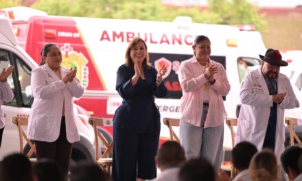 La salud no puede esperar: Gobernadora entrega 30 ambulancias a hospitales