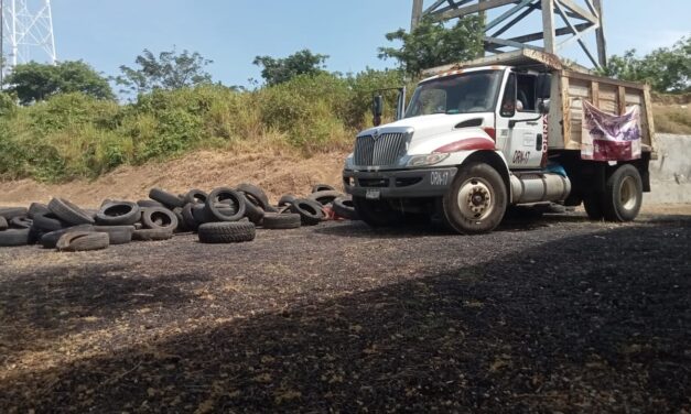 Retiran 36 toneladas de cacharros y 350 llantas en jornada contra el dengue en Coatzacoalcos