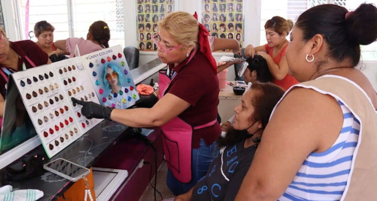 DIF Coatzacoalcos ofrece cortes de cabello gratuitos y mantiene abiertas inscripciones al curso de belleza y colorimetría
