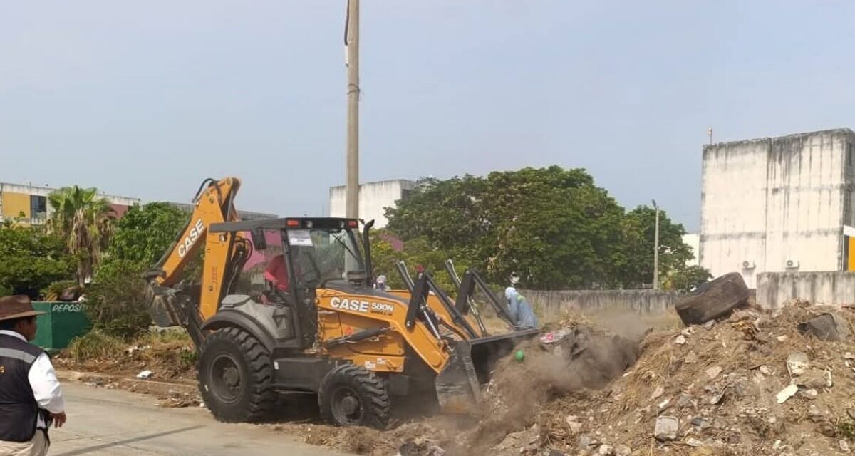 Despliegan operativos de maquinaria pesada para mantenimiento vial e infraestructura en Coatzacoalcos