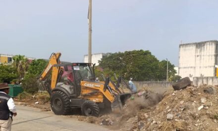 Despliegan operativos de maquinaria pesada para mantenimiento vial e infraestructura en Coatzacoalcos
